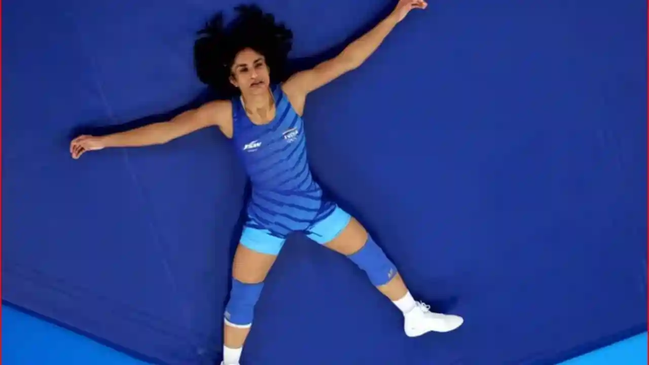 https://www.mobilemasala.com/khel/Vinesh-Phogat-Disqualified-Weighing-only-50-GM-it-exceeded-the-expectations-of-Rs-140-crores-Defeated-the-enemy-but-how-did-Vinesh-Phogat-lose-to-herself-hi-i288105